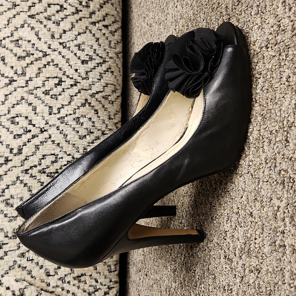 Classic nine west pump with cute floral bow